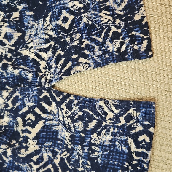 Catherines Patterned Top Women's Size 3X Detailed Neckline Blue Cream 3/4 Sleeve - Picture 11 of 12